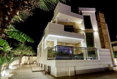 Вилла класса люкс в Torrevieja, La Mata, продажа